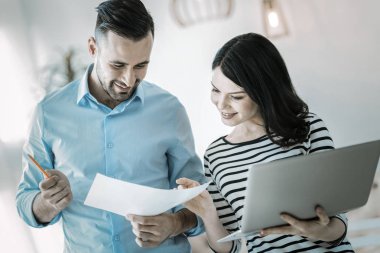 Raporu inceleyerek memnun iki arkadaşları