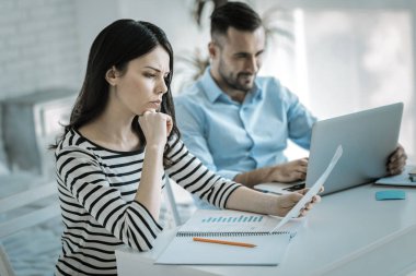 Dalgın ciddi kadın okuma belge