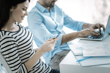 Mesajları kontrol çekici büyüleyici kadın