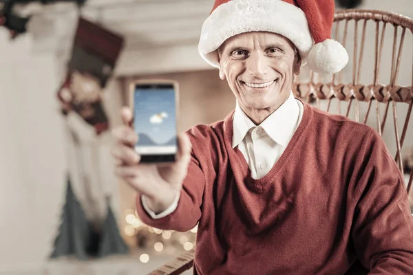 Positiv glad mannen visar hans gadget — Stockfoto