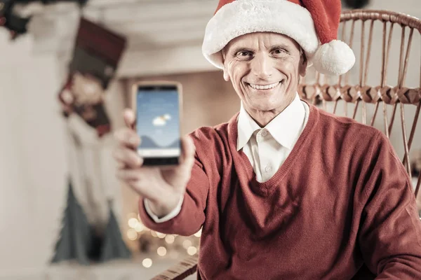 Positivo hombre encantado demostrando su gadget — Foto de Stock