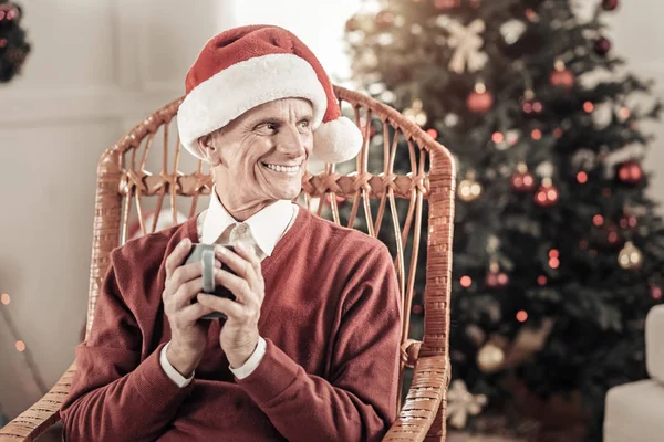 Atractivo anciano sosteniendo taza favorita — Foto de Stock