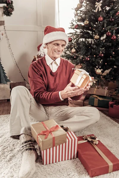 Hombre guapo celebrando el Año Nuevo — Foto de Stock