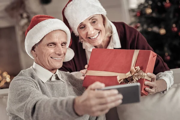 Moderne gepensioneerden doen selfie foto — Stockfoto