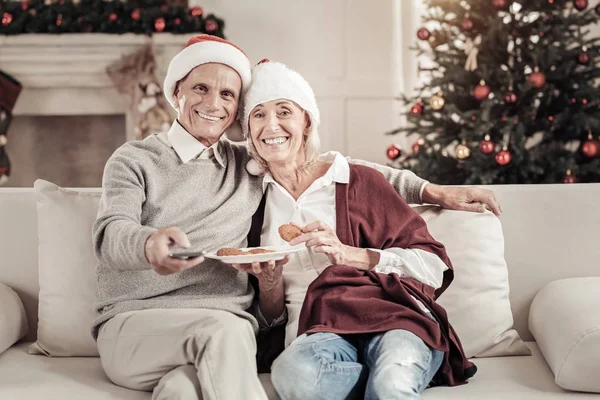 Pozitivní radost lidí jíst soubory cookie — Stock fotografie