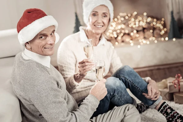 Avslappnad äldre par dricka champagne — Stockfoto