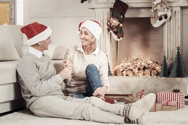 Glad blondin sitter nära maken — Stockfoto