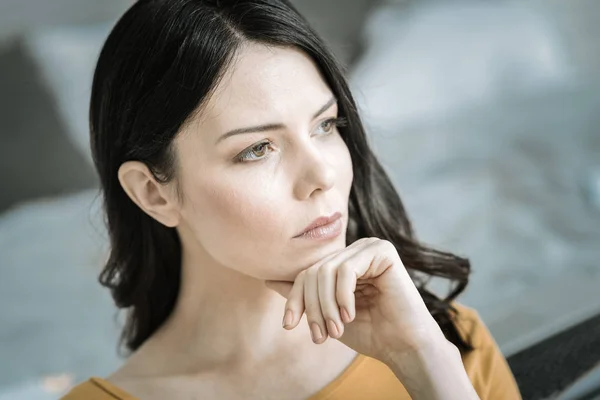 Tankeväckande vacker kvinna reflekterande om arbete — Stockfoto