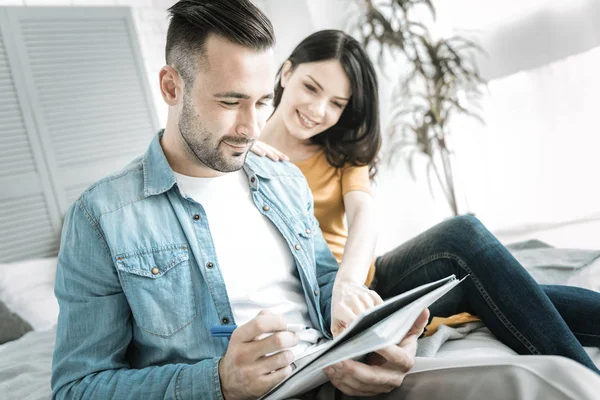 İki öğrenci malzeme kontrol sevindim