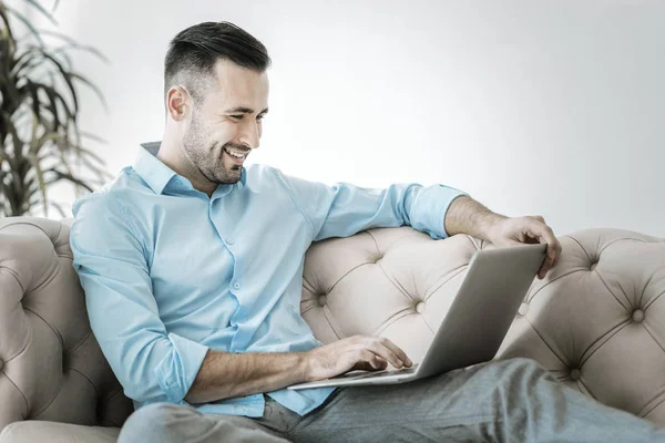 Guapo freelancer masculino comprobando el proyecto — Foto de Stock