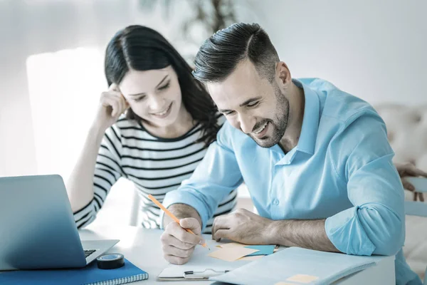 Atractivos dos colegas calculando los ingresos — Foto de Stock