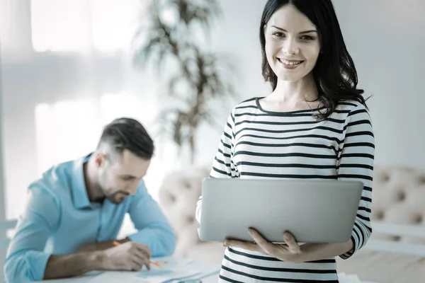 Hermosa mujer energética revisando correos electrónicos — Foto de Stock