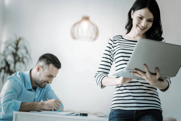 Bekwame professionele vrouw herzien verslag — Stockfoto