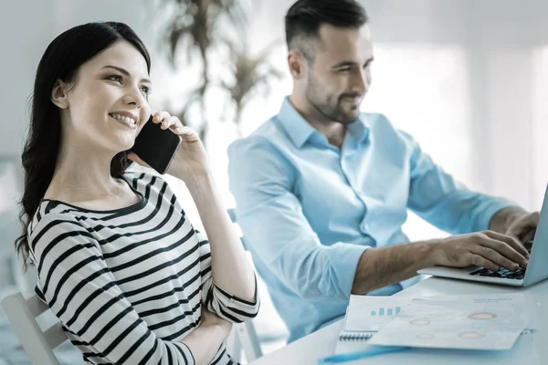 Feliz joven mujer charlando por teléfono — Foto de Stock