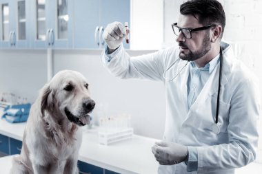 Bir kan örneği tutan güzel akıllı adam