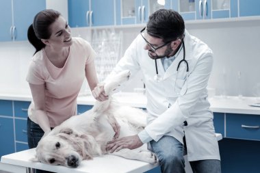 Güzel genç kadın köpeğini hakkında endişe verici