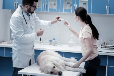 Bir termometre alarak hoş genç kadın