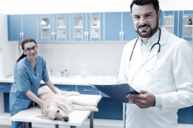 Yakışıklı zeki doktor holding notlar