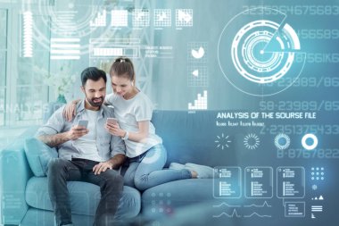 Erkek arkadaşıyla sarılma ve fotoğraf ona gösterilen gülümseyen öğrenci