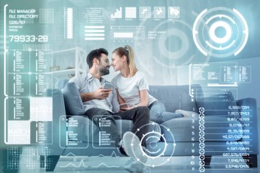 Gülümseyen ve bir öpücük için hazır arıyorum romantik gençler