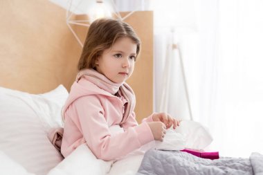 Zavallı küçük kız bir soğuk olması