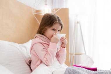 burnunu üfleyen hasta çocuk