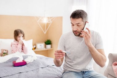 Çok korkmuş baba doktor sesleniyor