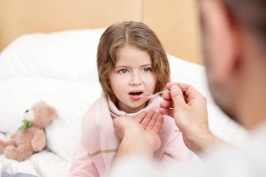 Biraz ilaç alarak şirin kız