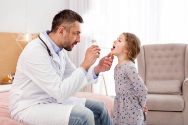 Kararlı Doktor hastasına incelenmesi