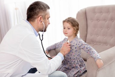 Kızlar kalp atışlarını dinlerken ilham doktor