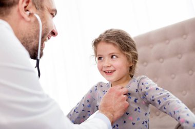 Kızlar kalp atışlarını dinlerken neşeli doktor