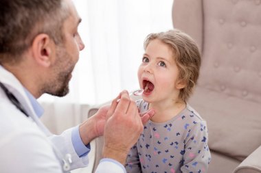 Sevimli kız ağzını açtı ile ayakta