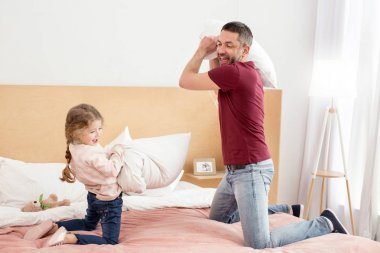 Uyarı baba ve kız bir yastık savaşı sahip