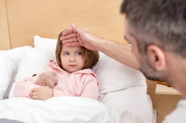 Çekici kız yatakta yatan