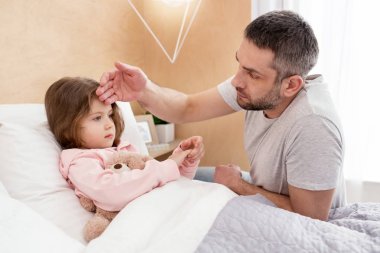 Harika tatlı kız yatakta yatan