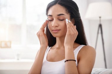 Genç ve güzel kadının onun yüz masajı