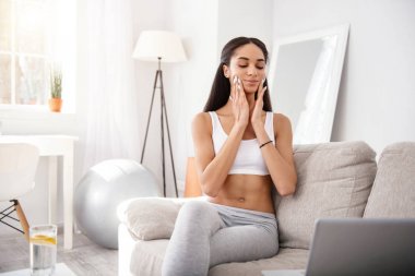 Hoş kadın kanepede kırışıklık masaj yapıyor