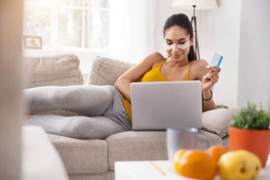 Çevrimiçi alışveriş yaparken hoş genç kadın