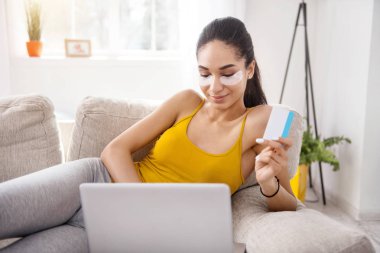 Online satın almak için ödeme neşeli genç kadın