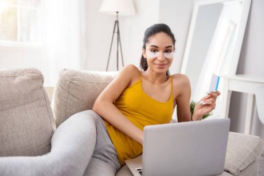 Hoş kadın süre alışveriş online poz