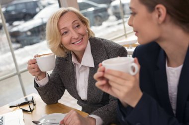 Sıcak aroma kahveyi içiyor içerik iş kadınları