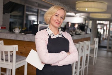 Mutlu garson istemcileri için bekliyor