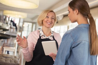 Menü işvereni ile tartışırken memnun garson