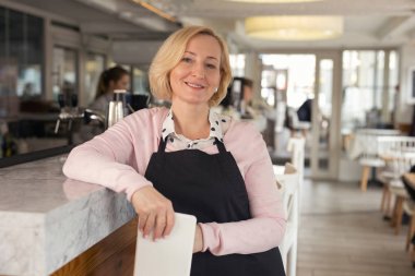 İlham garson onun müşterileri için bekliyor