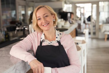 Memnun garson onun müşterileri için bekliyor