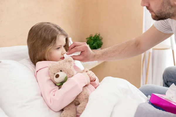 Sjuk tjej som har en rinnande näsa — Stockfoto