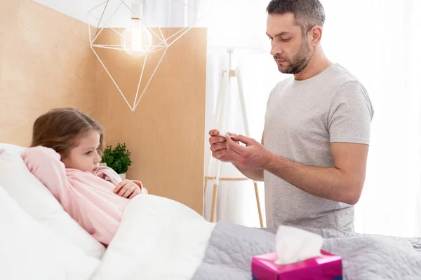 Prendersi cura di papà prendersi cura della figlia malata — Foto Stock