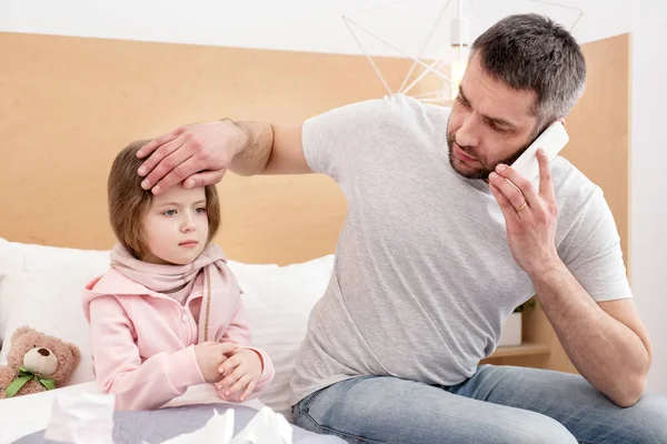 Omtänksam pappa pratar i telefon — Stockfoto