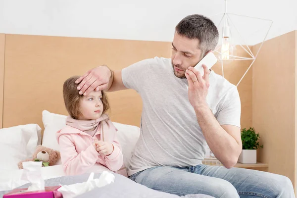 Papá preocupado llamando al doctor. —  Fotos de Stock