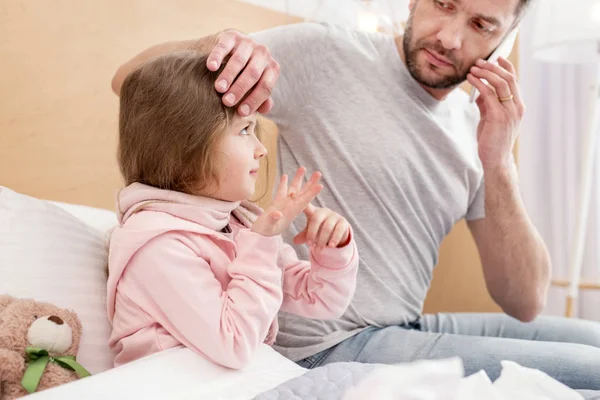 Papá preocupado llamando al doctor —  Fotos de Stock